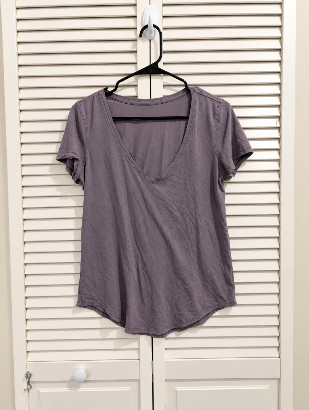 Title: Lululemon Women’s Purple Gray Deep V-Neck Short Sleeve T-Shirt Estimated
